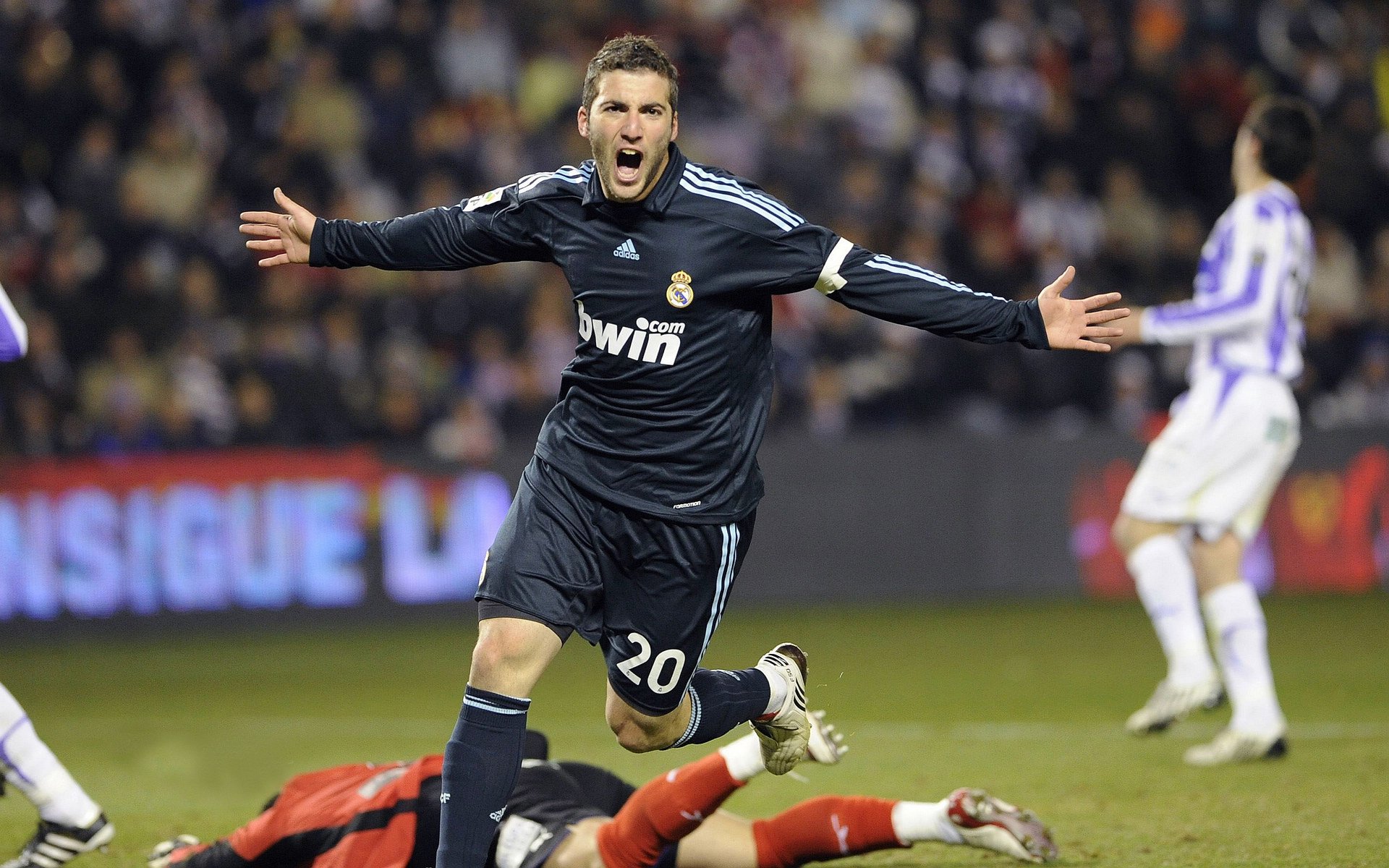 冰岛寒夜中的南美烈焰，布鲁诺关键一击，厄瓜多尔历史性突围